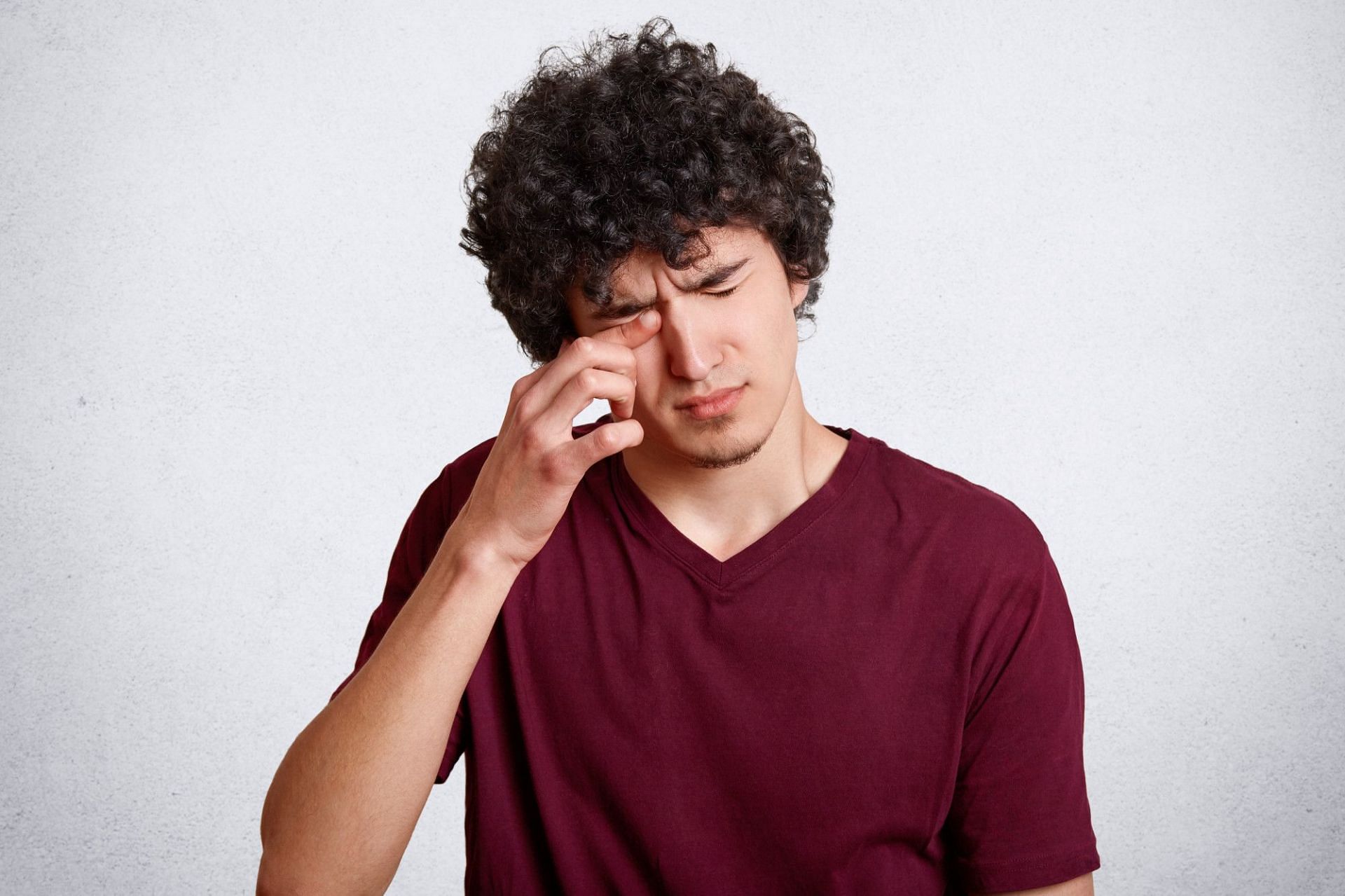 Rubbing your eyes a lot can be a cause (Image by user18526052 on Freepik)